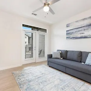 Apartment Beauty Near Queen